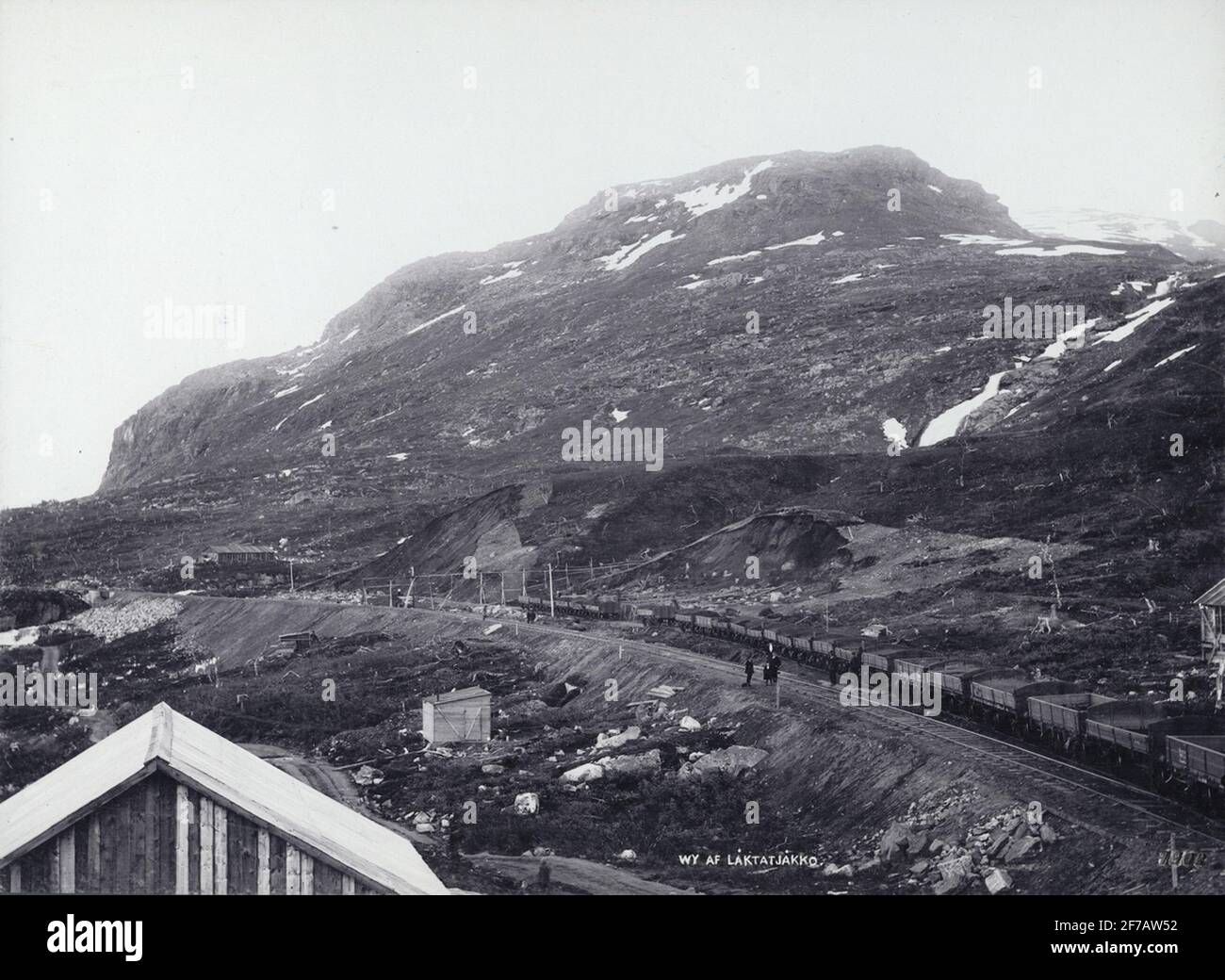 Motif de Lockerjåkko. La voie ferrée se trouve au premier plan et dans le jardin de gravier adjacent. La photo a remporté le prix du concours de photographie de la province touristique suédoise en 1902. Banque D'Images