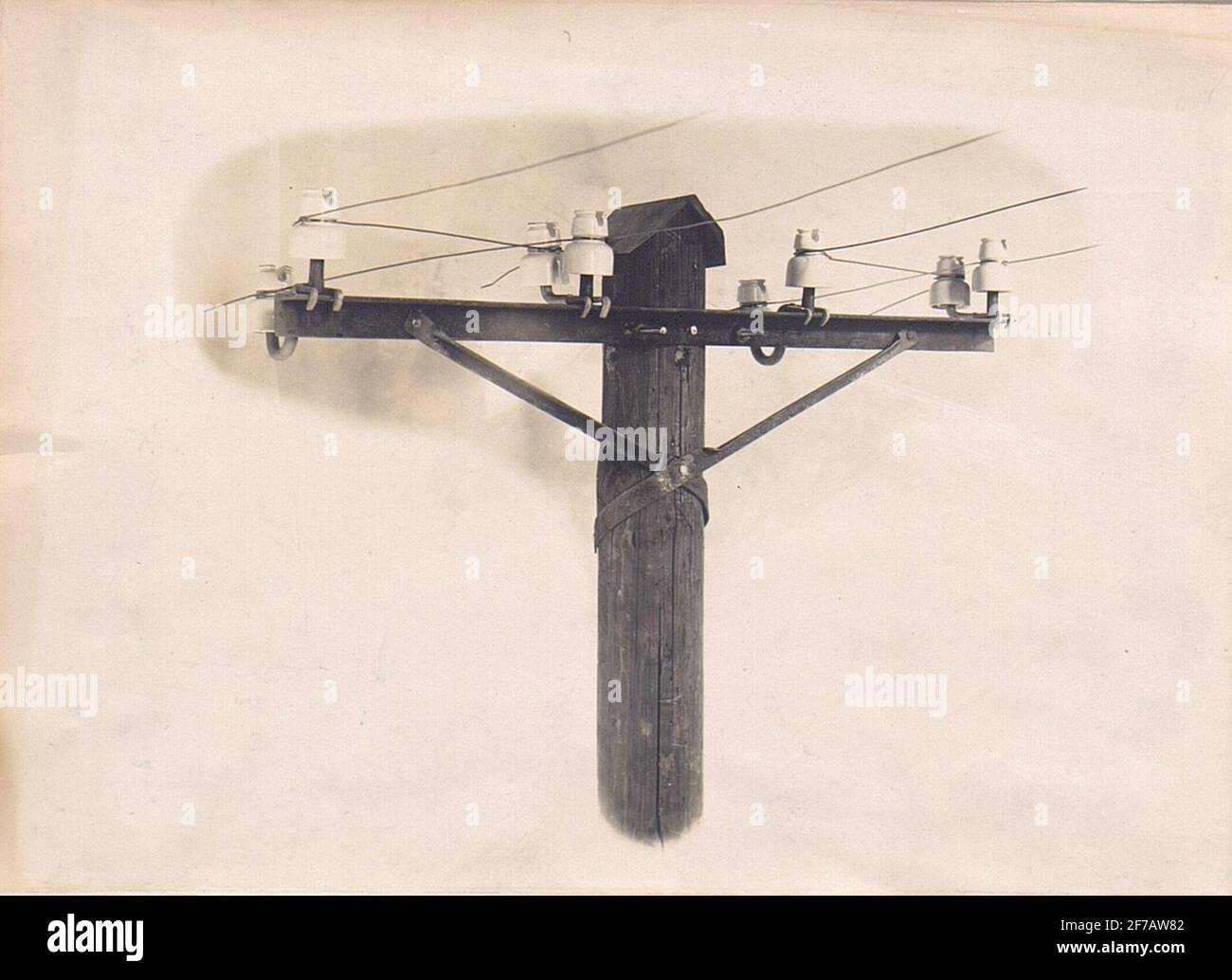 Poteau, isolant et règle. Banque D'Images