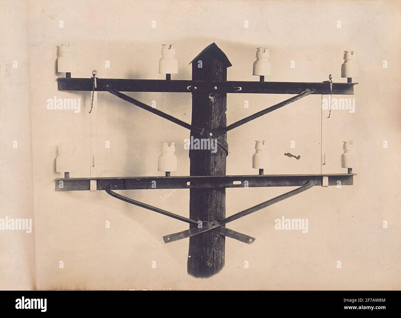 Poteau, isolant et règle. Banque D'Images