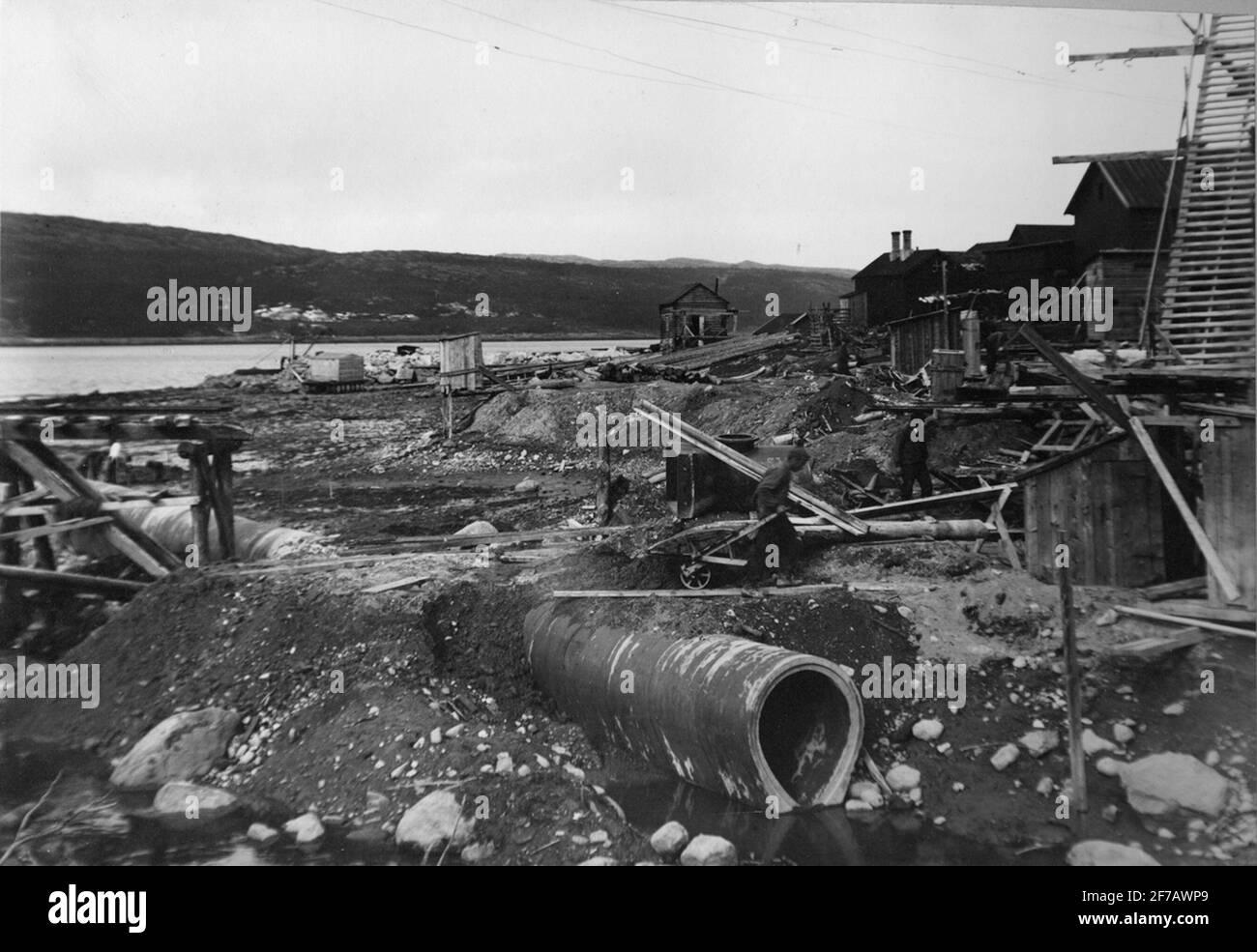 La construction de l'Agence de l'électricité à Kirkenes, en Norvège. Les culvers à marée basse. La photographie fait partie d'un album de l'AB de Laval, turbine à vapeur, 1909. 'La centrale électrique d'Aktieselkabet Sydvaranner à Kirkenes'. Banque D'Images