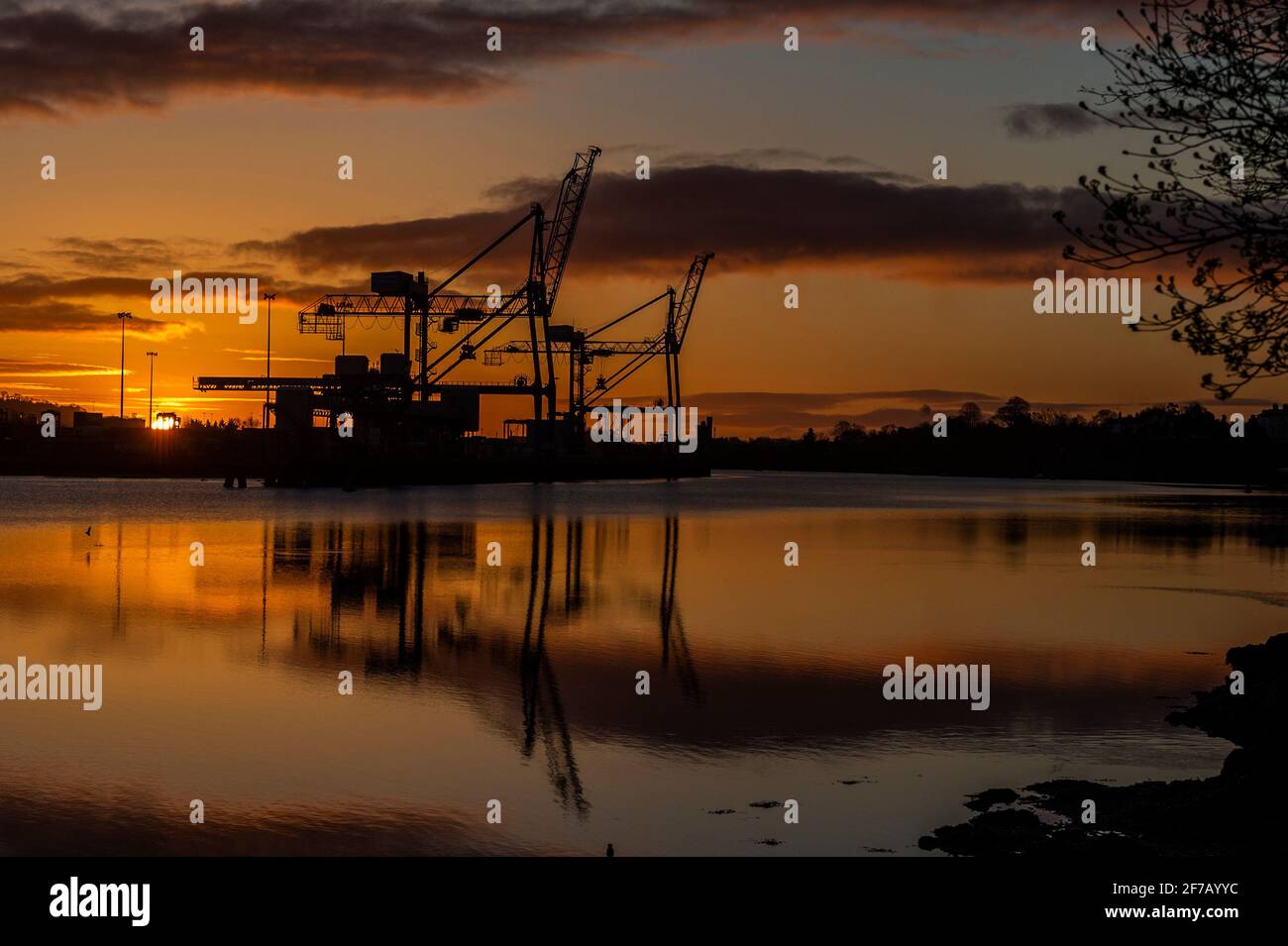 Cork, Irlande. 6 avril 2021. Le soleil se lève au-dessus des quais de Tivoli dans le port de Cork comme prélude à une journée de soleil avec des sommets de 5 à 7C. Crédit : AG News/Alay Live News Banque D'Images