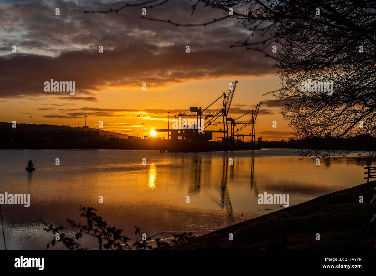 Cork, Irlande. 6 avril 2021. Le soleil se lève au-dessus des quais de Tivoli dans le port de Cork comme prélude à une journée de soleil avec des sommets de 5 à 7C. Crédit : AG News/Alay Live News Banque D'Images