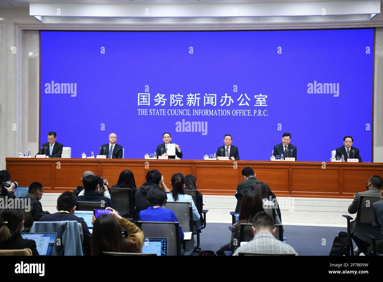 Pékin, Chine. 6 avril 2021. Le Bureau d'information du Conseil d'État tient une conférence de presse sur la publication du livre blanc intitulé "réduction de la pauvreté : l'expérience et la contribution de la Chine" à Beijing, capitale de la Chine, le 6 avril 2021. Le livre blanc a été publié pour enregistrer l'évolution de la grande lutte du peuple chinois pour éliminer l'extrême pauvreté, présenter l'approche de la Chine et partager son expérience et ses actions en matière de réduction de la pauvreté. Credit: Jin Liangkuai/Xinhua/Alamy Live News Banque D'Images