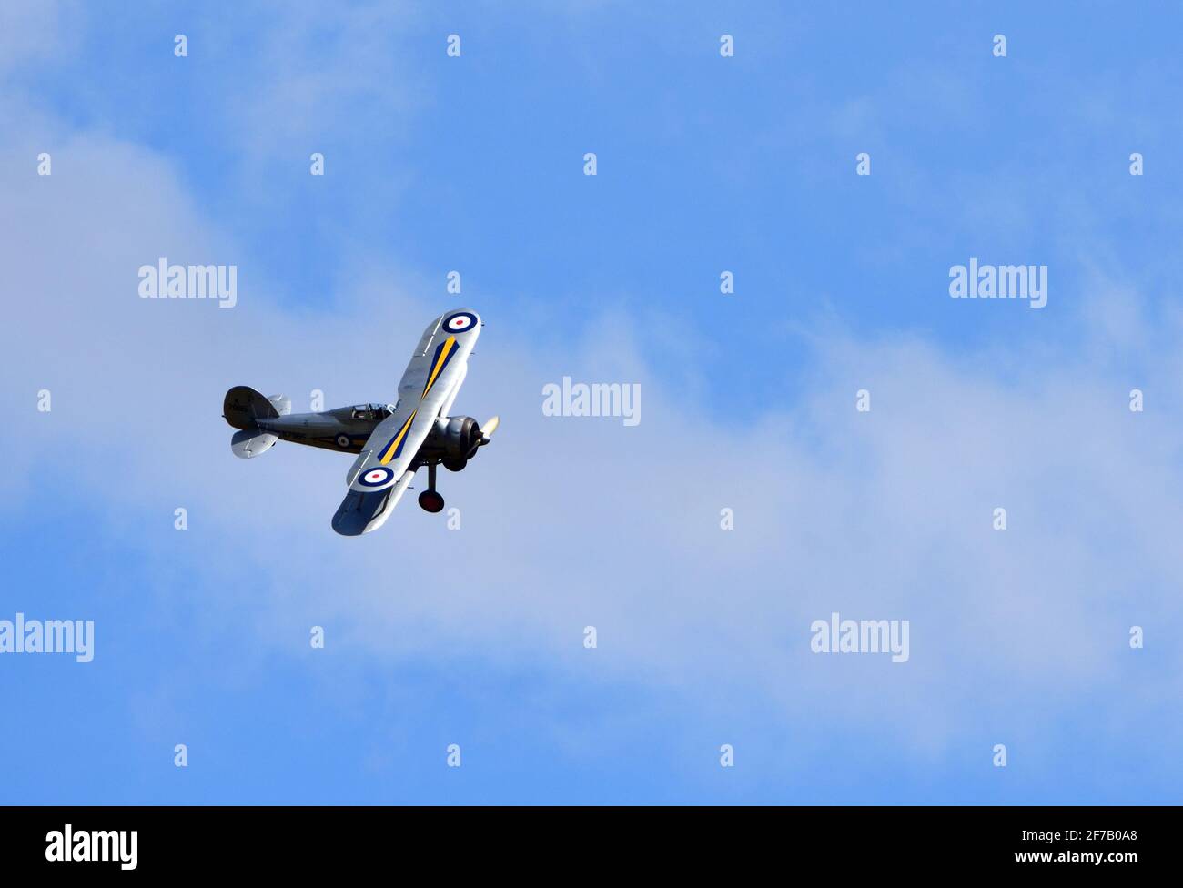 ICKWELL, BEDFORDSHIRE, ANGLETERRE - 02 AOÛT 2020 : avion Gladiator d'époque Gloster en vol avec ciel bleu et nuages Banque D'Images