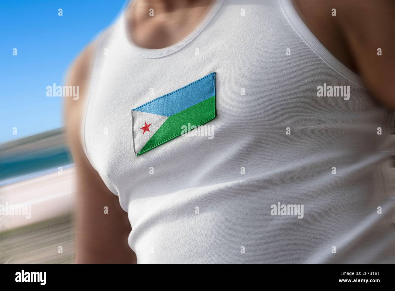 Le drapeau national de Djibouti sur la poitrine de l'athlète Banque D'Images
