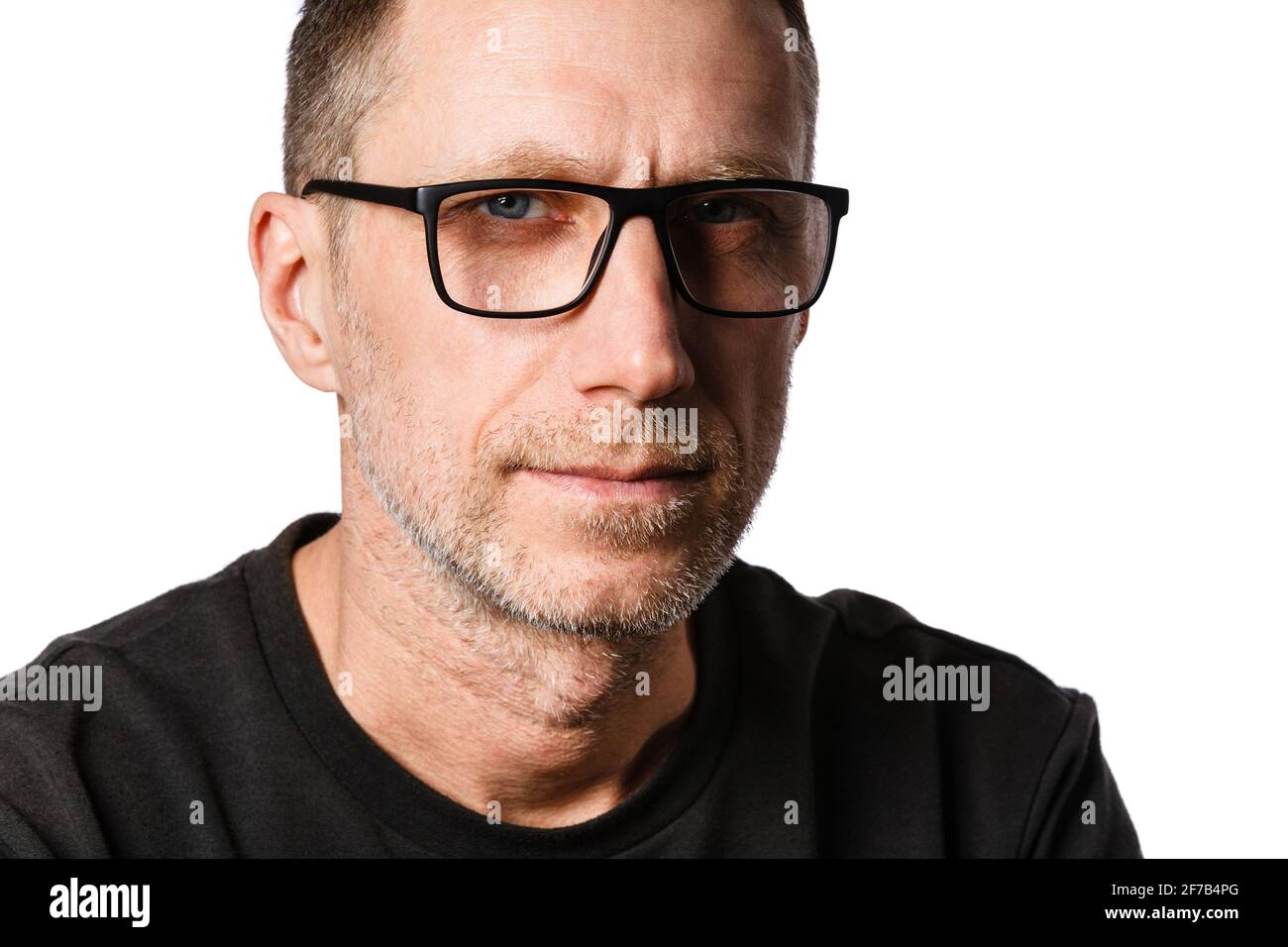 Homme d'âge moyen dans les lunettes. Portrait isolé sur fond blanc. Banque D'Images