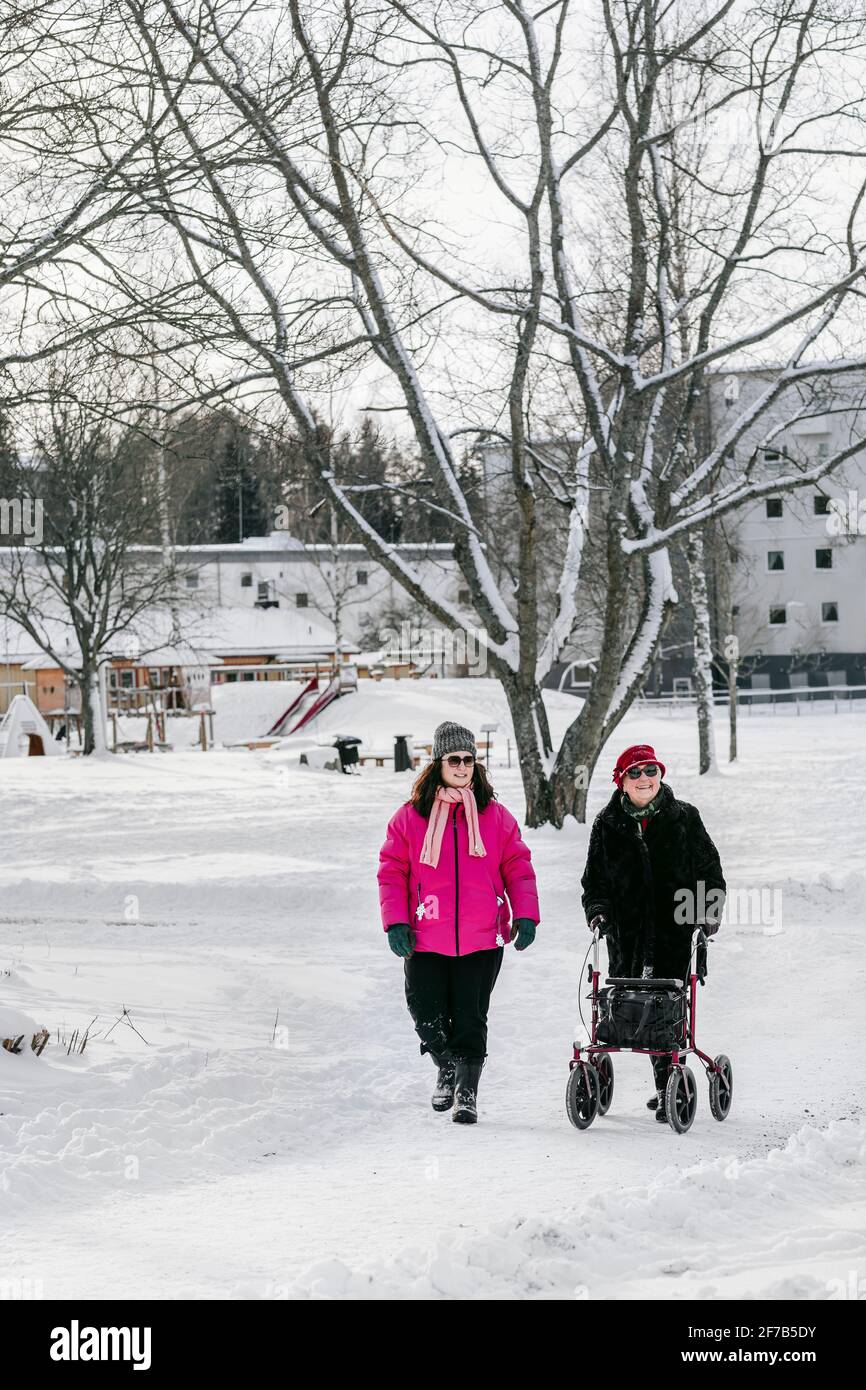 Les femmes qui marchent en hiver Banque D'Images