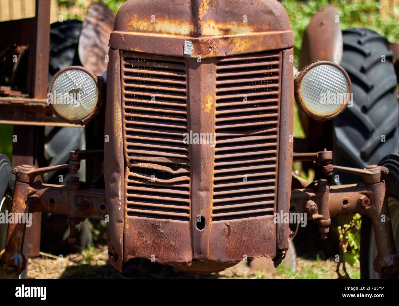 Les anciens équipements agricoles de tracteur abandonnés sont laissés à la rouille dans le champ Banque D'Images