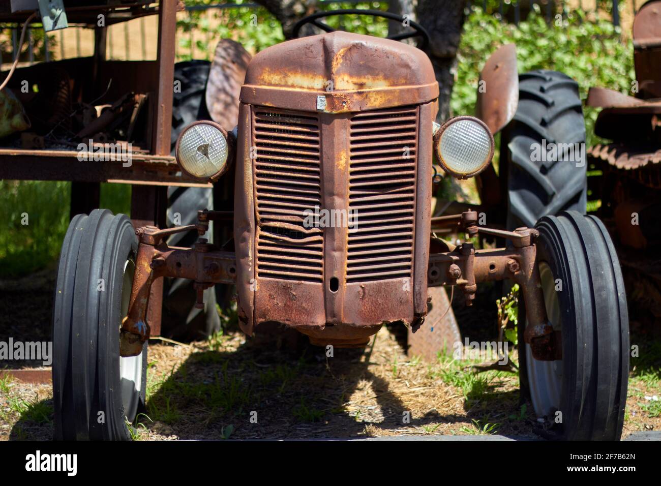 Les anciens équipements agricoles de tracteur abandonnés sont laissés à la rouille dans le champ Banque D'Images