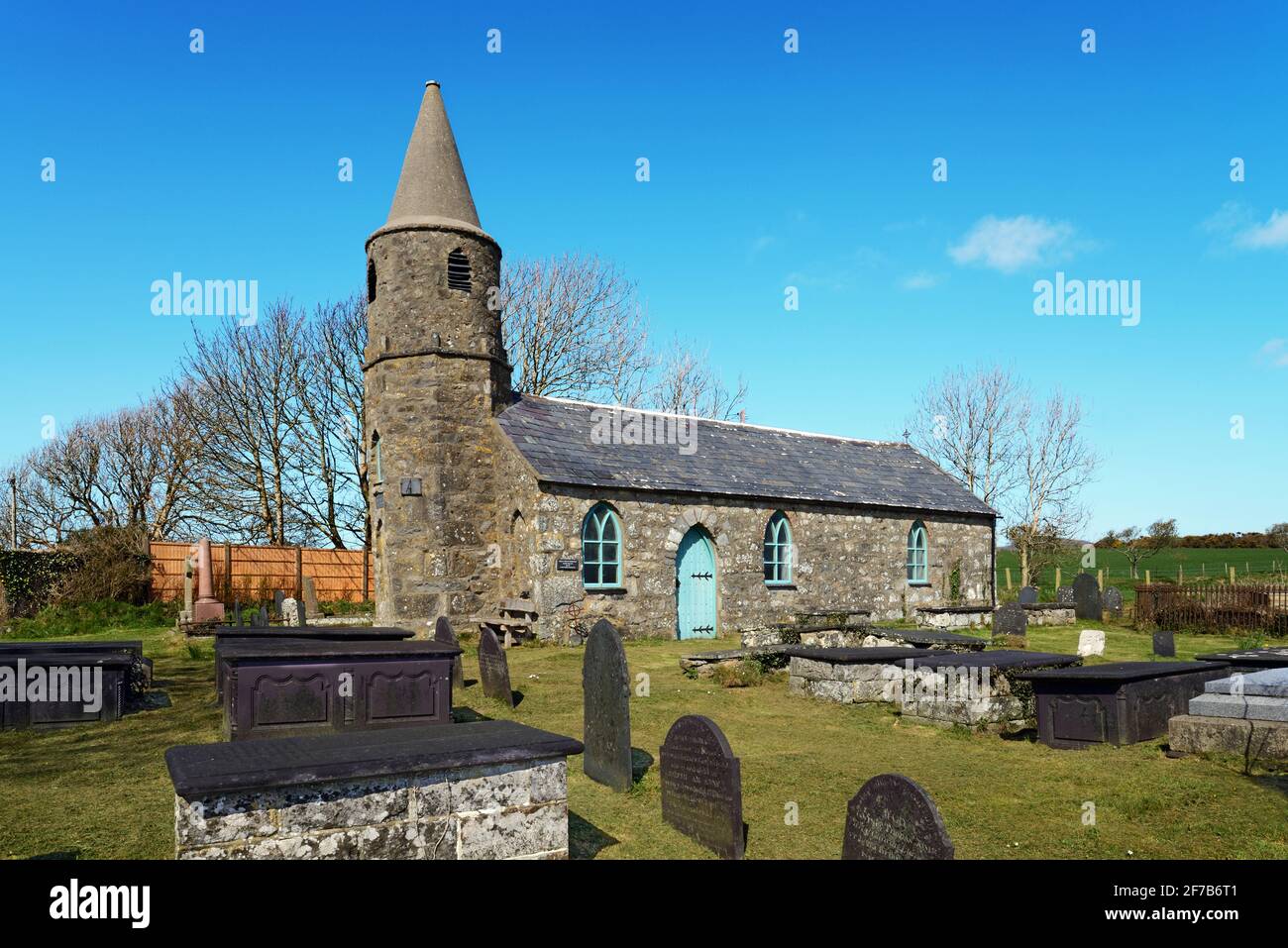 L'église St Gwynin de Llandegwning, au nord du pays de Galles, est une église primitive de style gothique qui a été reconstruite en 1840. C'est maintenant un bâtiment classé de grade II. Banque D'Images