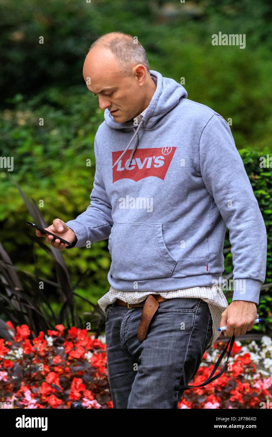 Dominic Cummings, conseiller en chef et stratège politique du Premier ministre, quitte Downing Street, vêtu de vêtements décontractés, Londres, Royaume-Uni Banque D'Images