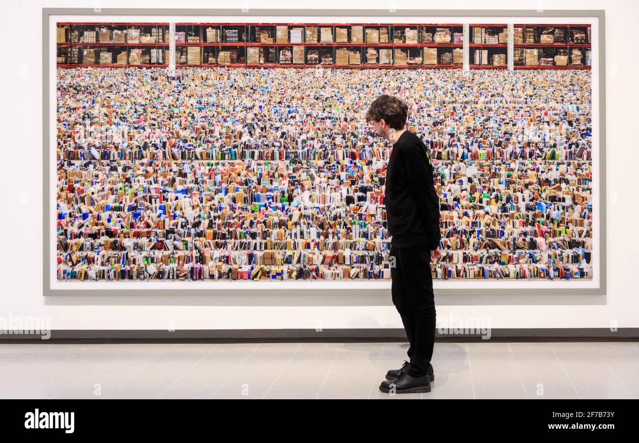 L'assistant de galerie regarde « Amazon » par l'artiste et photographe allemand Andreas Gursky, aperçu de presse, Hayward Gallery, Londres Banque D'Images