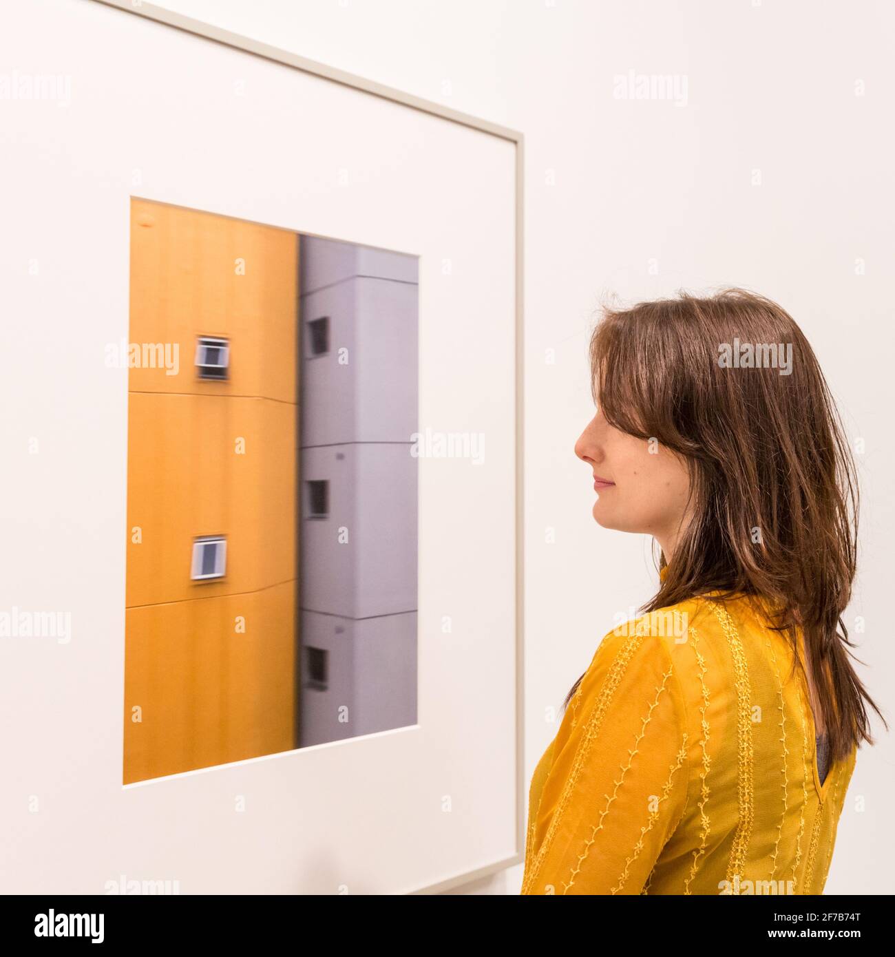 L'assistant de la galerie examine le mobile n°3 du photographe et artiste allemand Andreas Gursky. Aperçu de la presse, Haywayd Gallery, Londres Banque D'Images