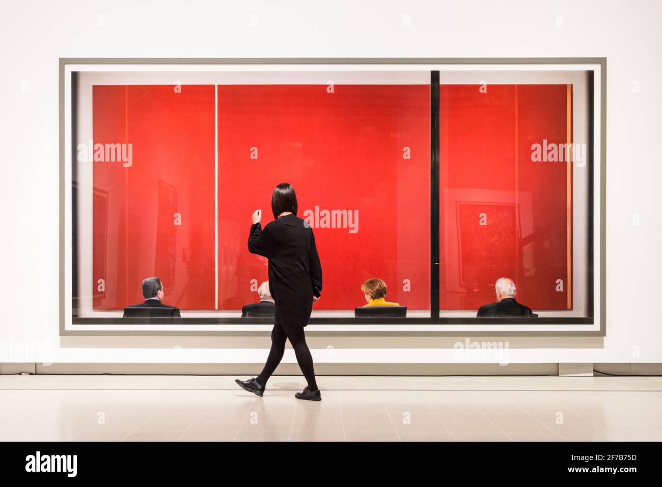 Un assistant regarde la critique du photographe et artiste allemand Andreas Gursky, aperçu de presse, Hayward Gallery, Londres Banque D'Images