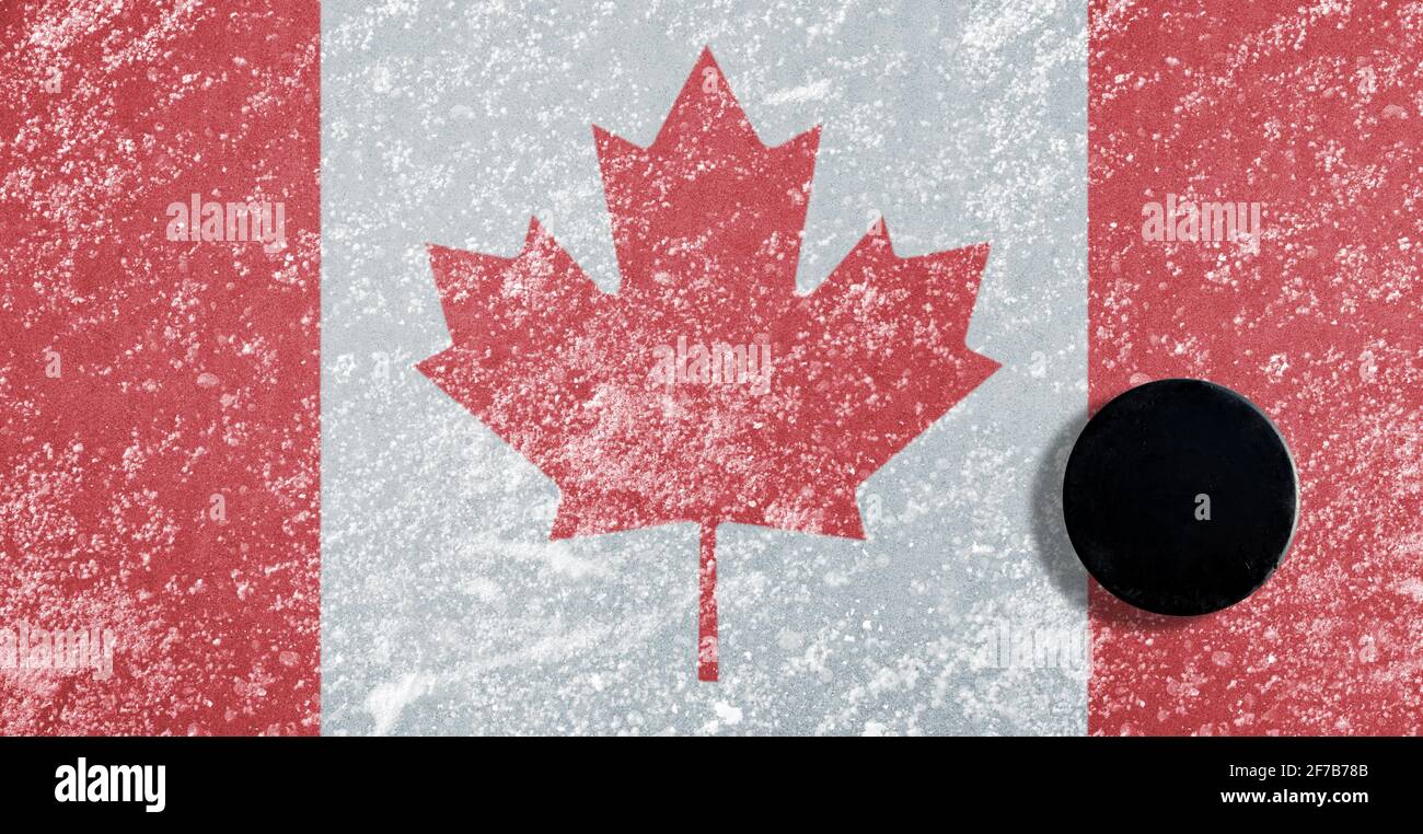 Palet de hockey noir sur glace avec drapeau canadien. Banque D'Images