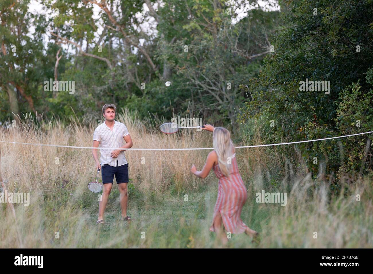 Couple playing badminton Banque D'Images