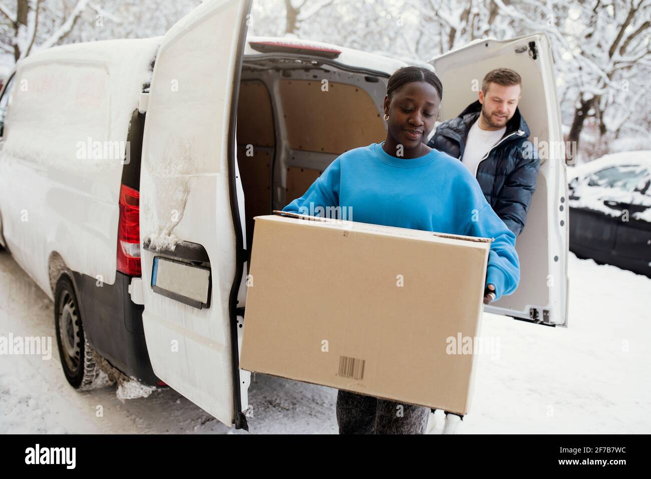 Couple de la fourgonnette de déchargement Banque D'Images