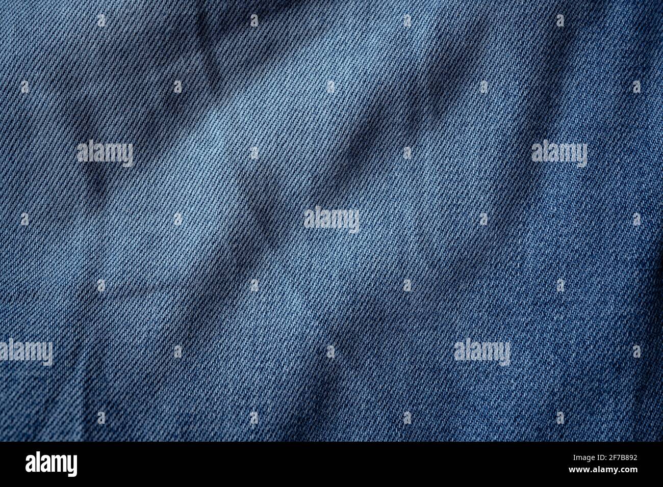 Jean denim bleu avec fond texturé à plis Banque D'Images
