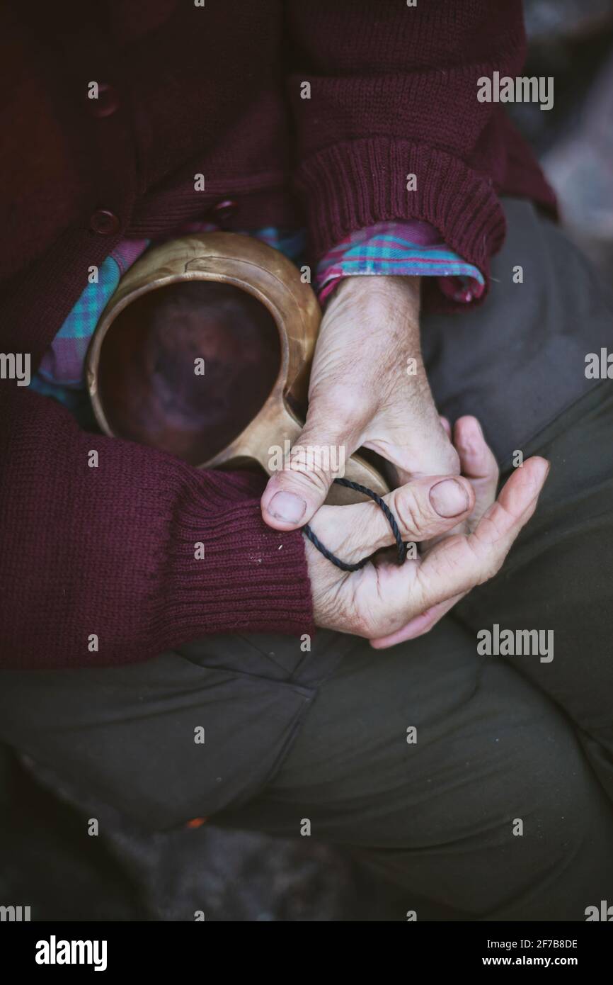 Woman's hands holding cup Banque D'Images