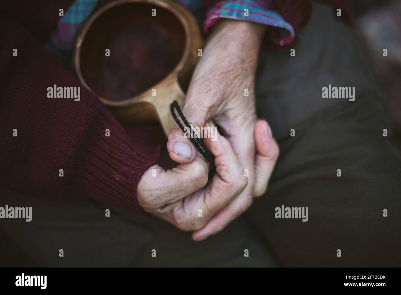 Woman's hands holding cup Banque D'Images