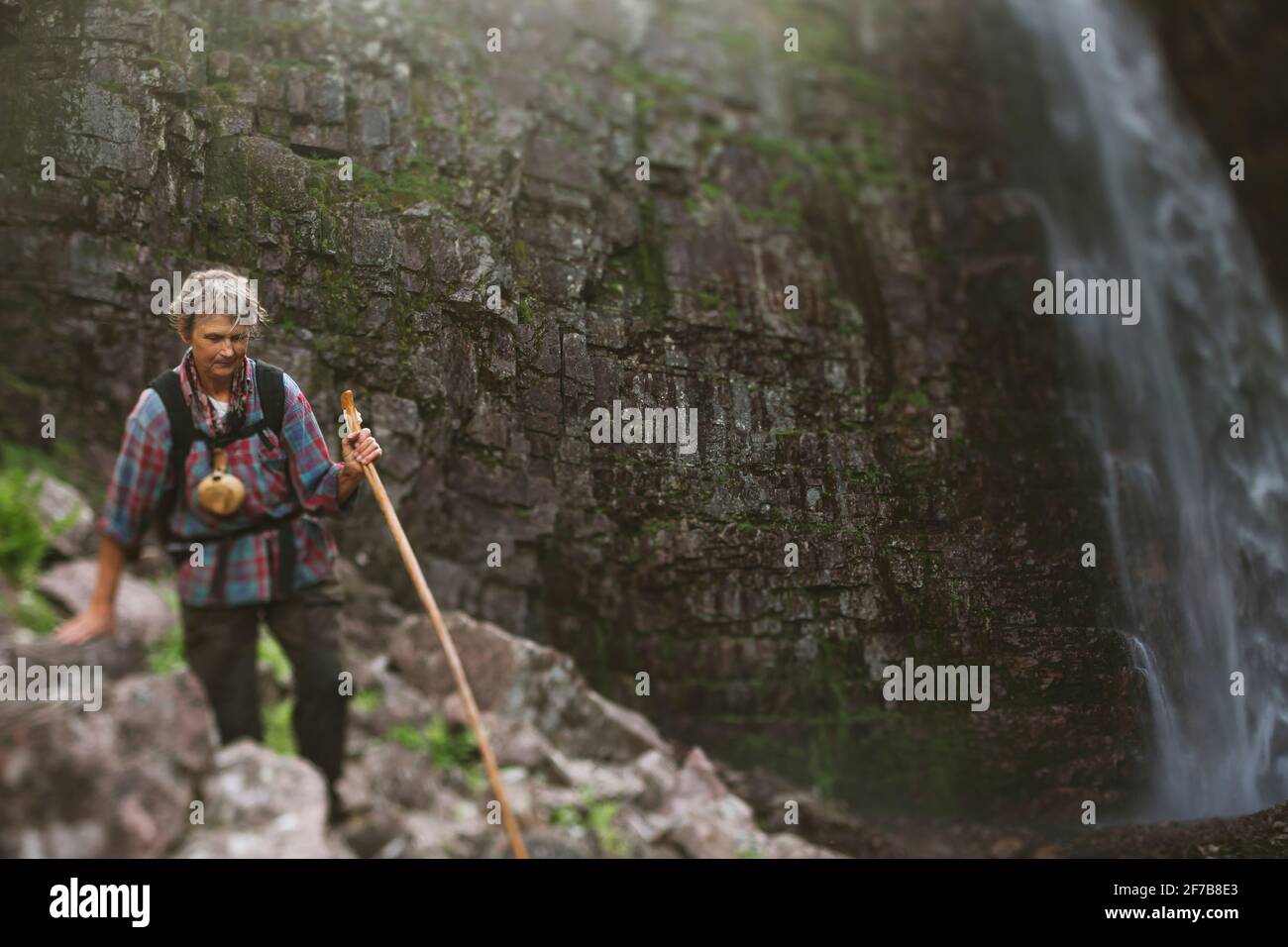 Senior woman hiking Banque D'Images