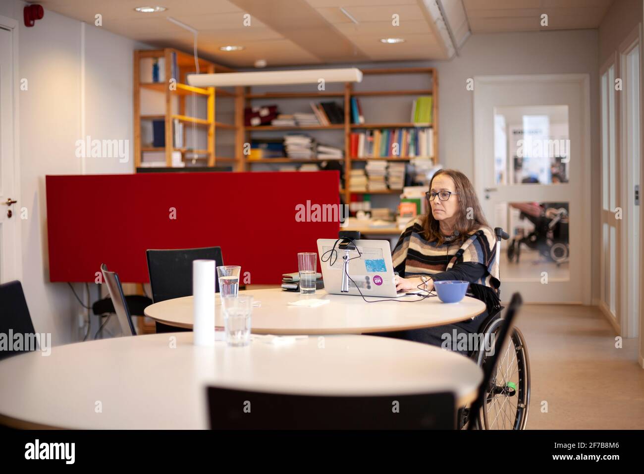 Femme handicapée travaillant au bureau Banque D'Images