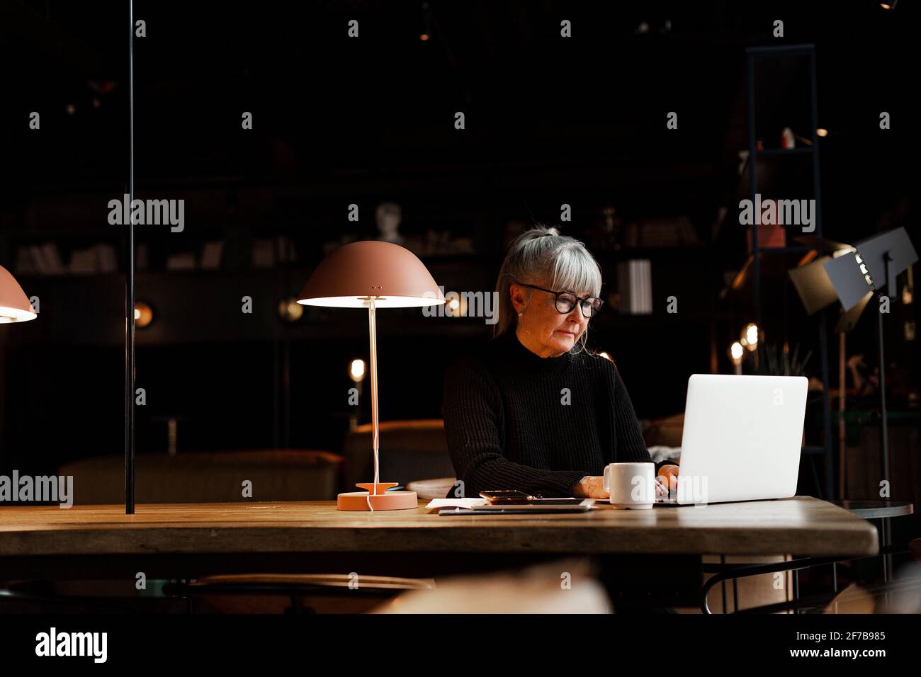 Femme d'affaires mature au café Banque D'Images