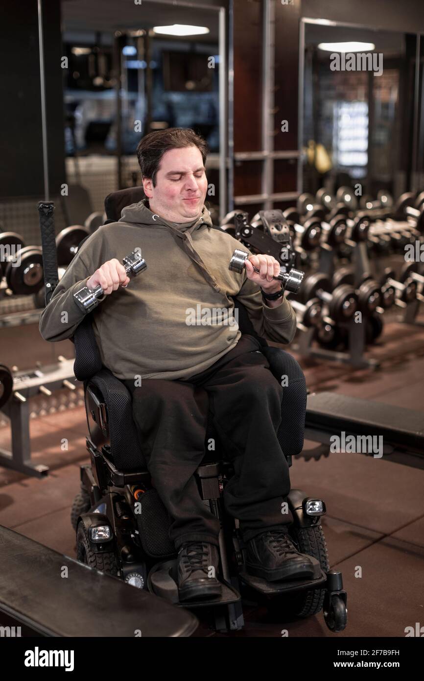 Homme en fauteuil roulant dans la salle de gym Banque D'Images