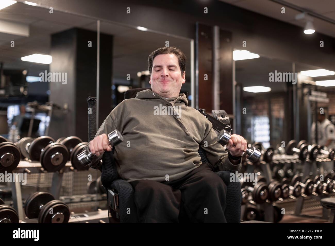 Homme en fauteuil roulant dans la salle de gym Banque D'Images