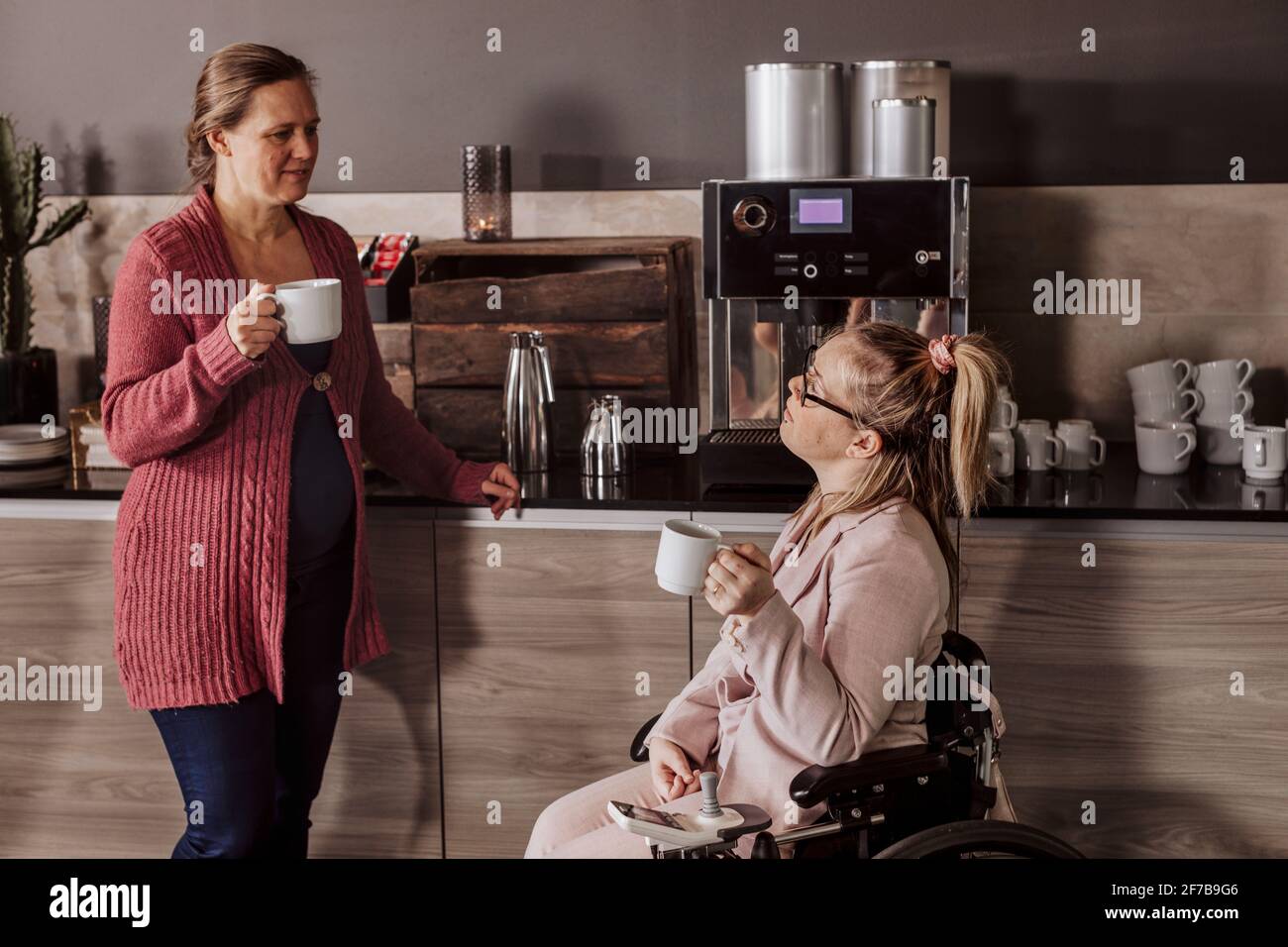 Les femmes parlent pendant la pause-café au séminaire Banque D'Images