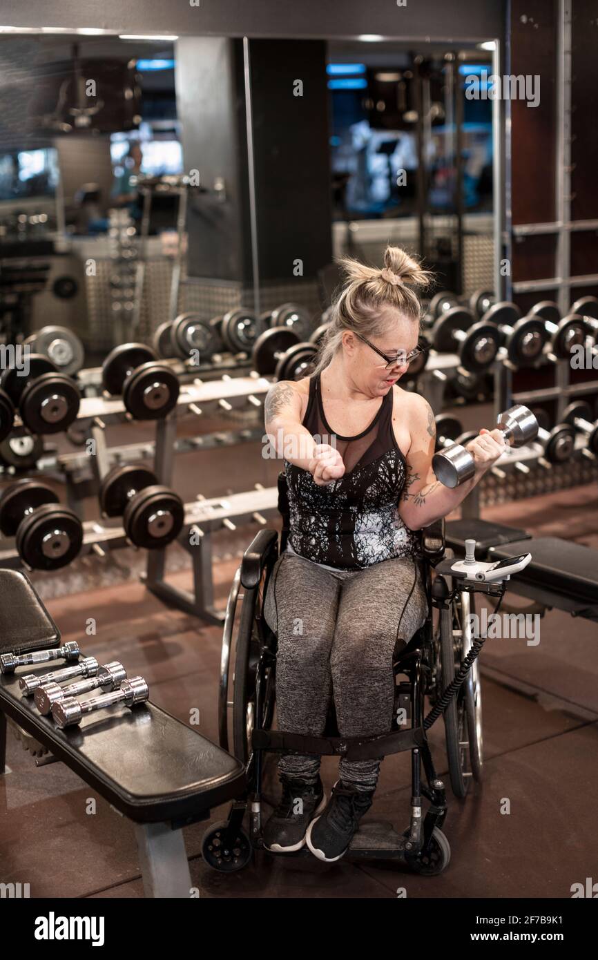 Femme en fauteuil roulant dans la salle de gym Banque D'Images