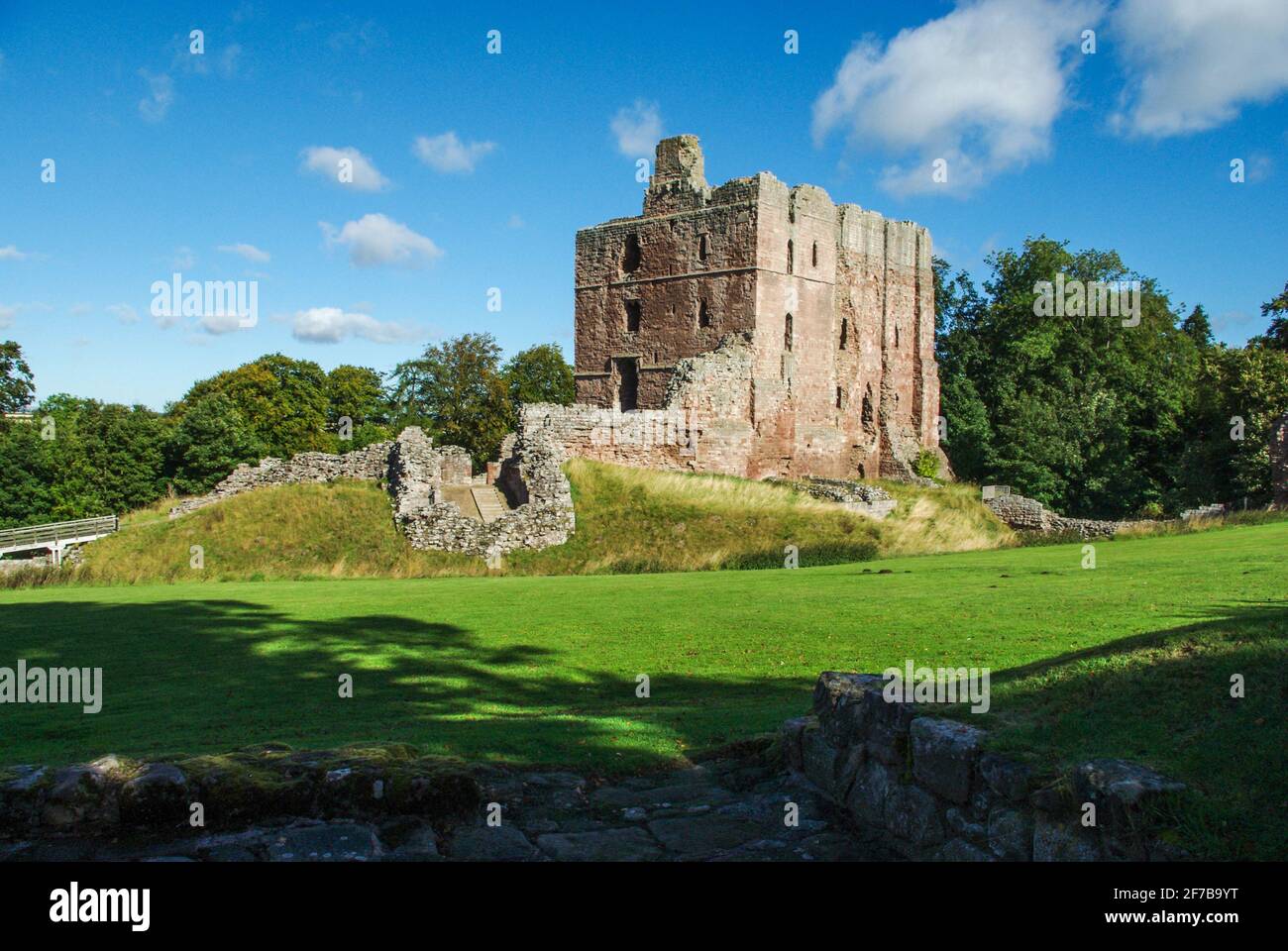 Château de Norham du XIIe siècle surplombant la rivière Tweed, Northumberland, Royaume-Uni. Banque D'Images