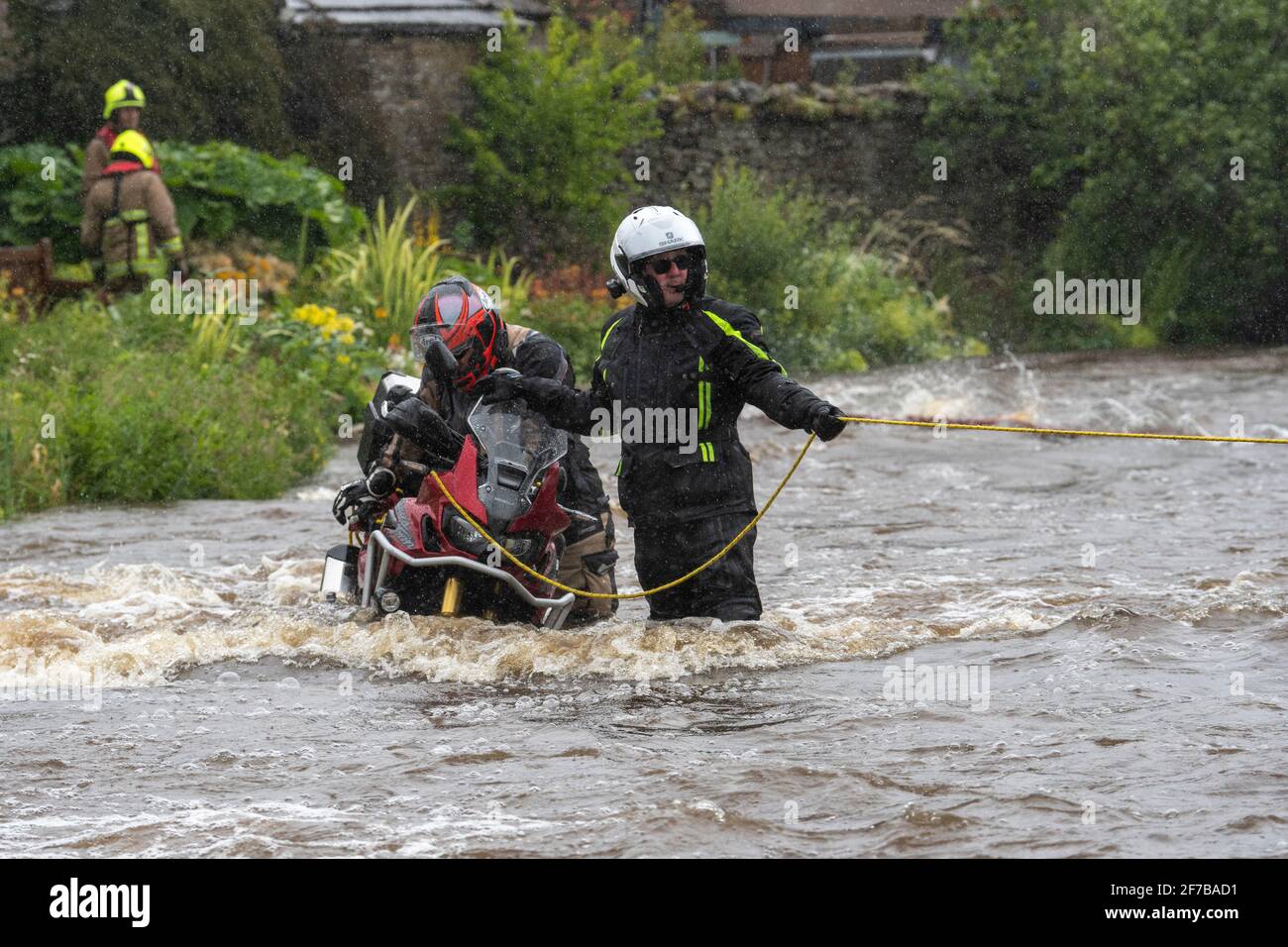 Un automobiliste est secouru d'une rivière inondée à Gayle, Hawes, dans le North Yorkshire, par les pompiers et les équipes de secours de Swaledale Mountain. North Yorkshi Banque D'Images