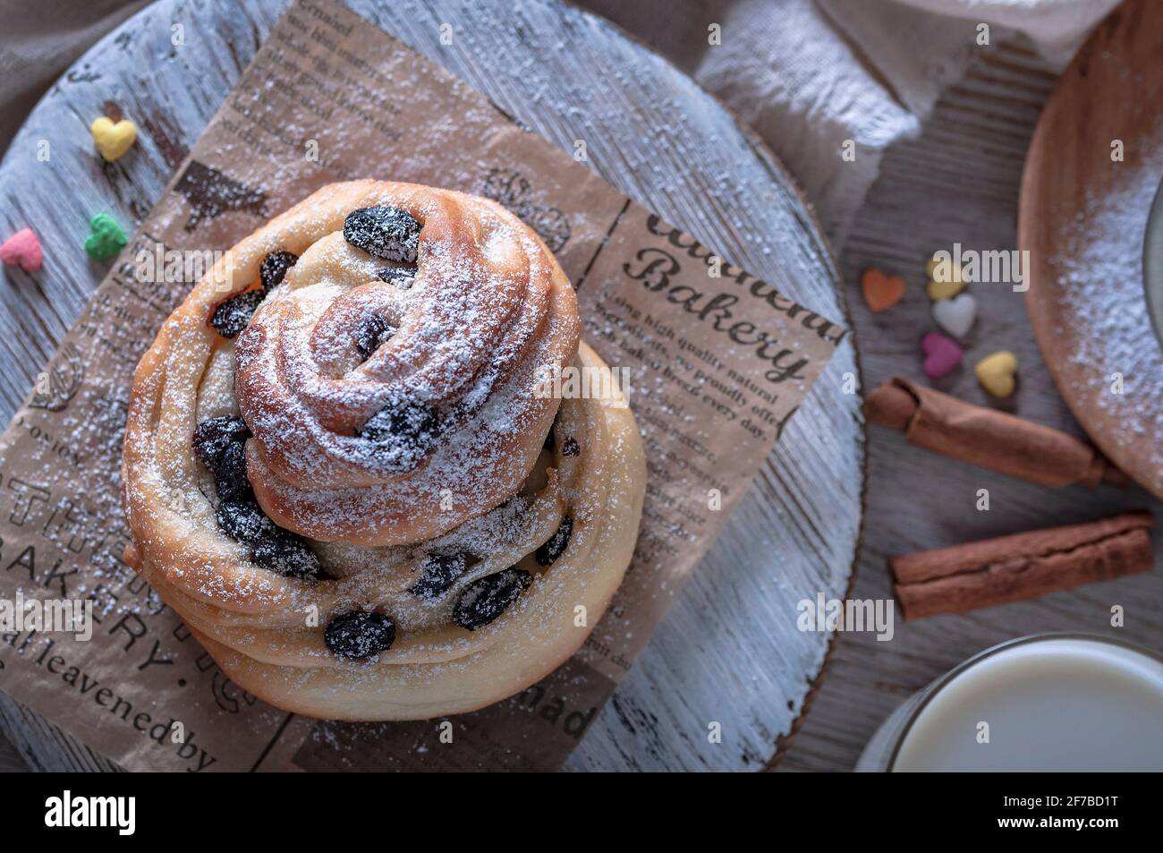 Kraffins aux raisins secs et abricots séchés, saupoudrés de sucre en poudre sur le dessus. Ambiance festive. Banque D'Images