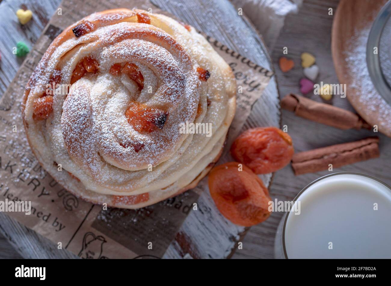 Kraffins aux raisins secs et abricots séchés, saupoudrés de sucre en poudre sur le dessus. Ambiance festive. Banque D'Images