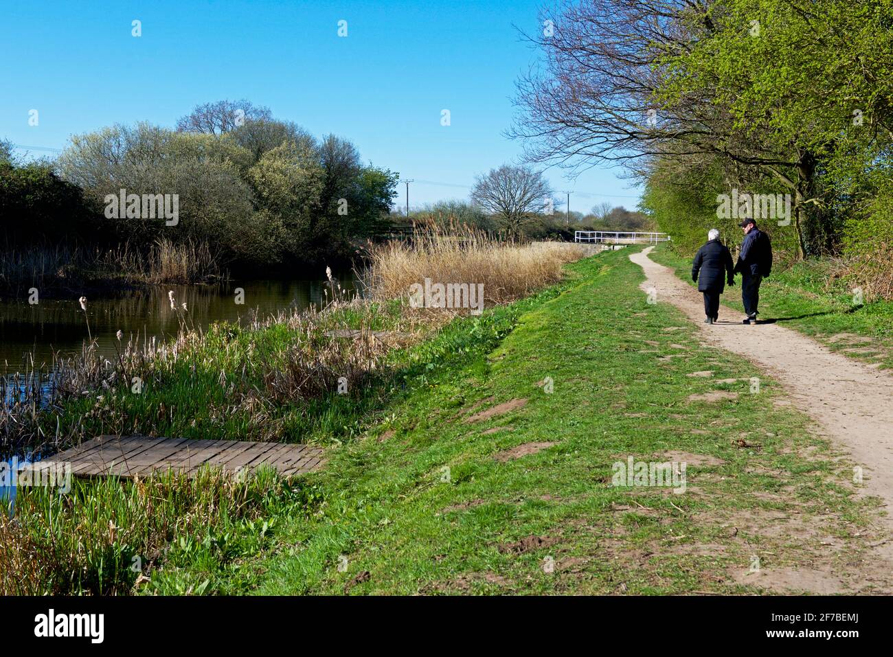 Couple d'âge moyen marchant le long du canal Selby près de Brayton, North Yorkshire, Angleterre Banque D'Images