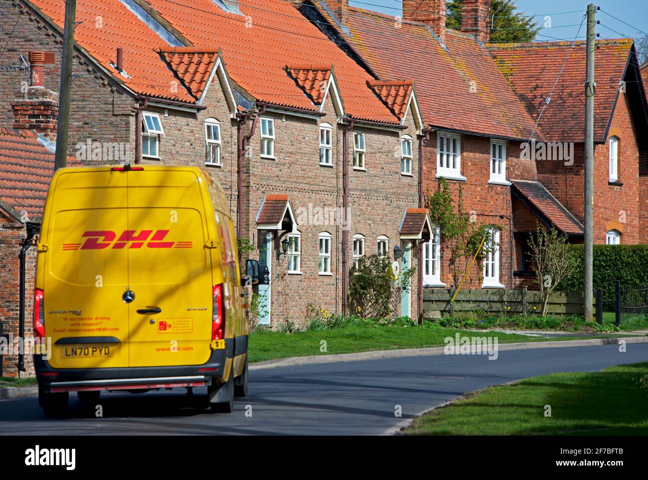 Minibus de livraison DHL dans le village de Wheldrake, North Yorkshire, Angleterre Banque D'Images