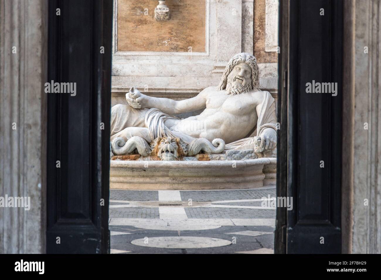 La statue de Marforio, dans la cour du Palazzo Nuovo, Piazza del Campidoglio sur la colline du Capitole, Turist, Rome, Lazio, Italie, Europe Banque D'Images