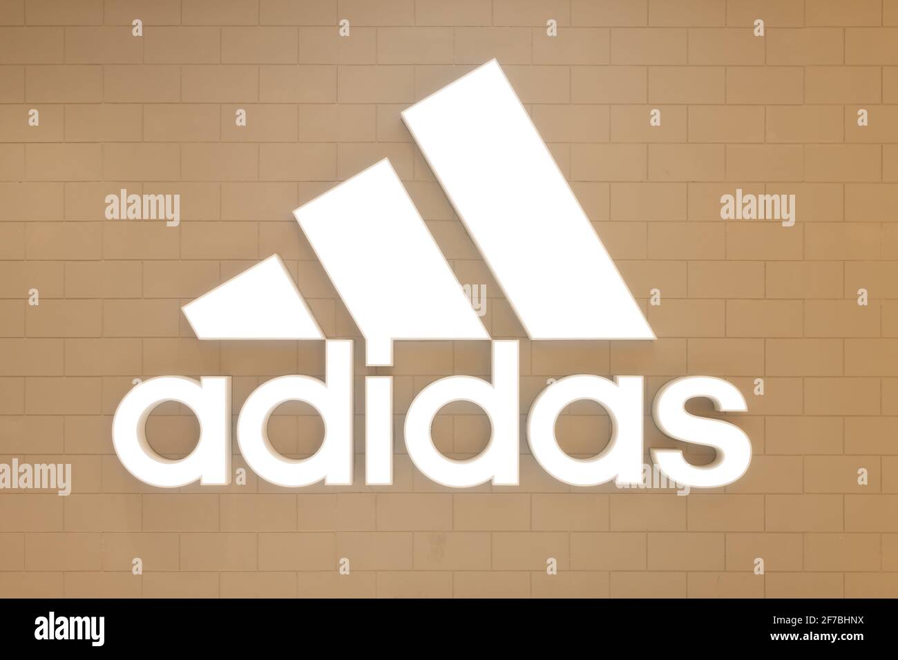 ZHONGSHAN GUANGDONG Chine-1 avril 2021:big Adidas logo dans un centre commercial. Banque D'Images