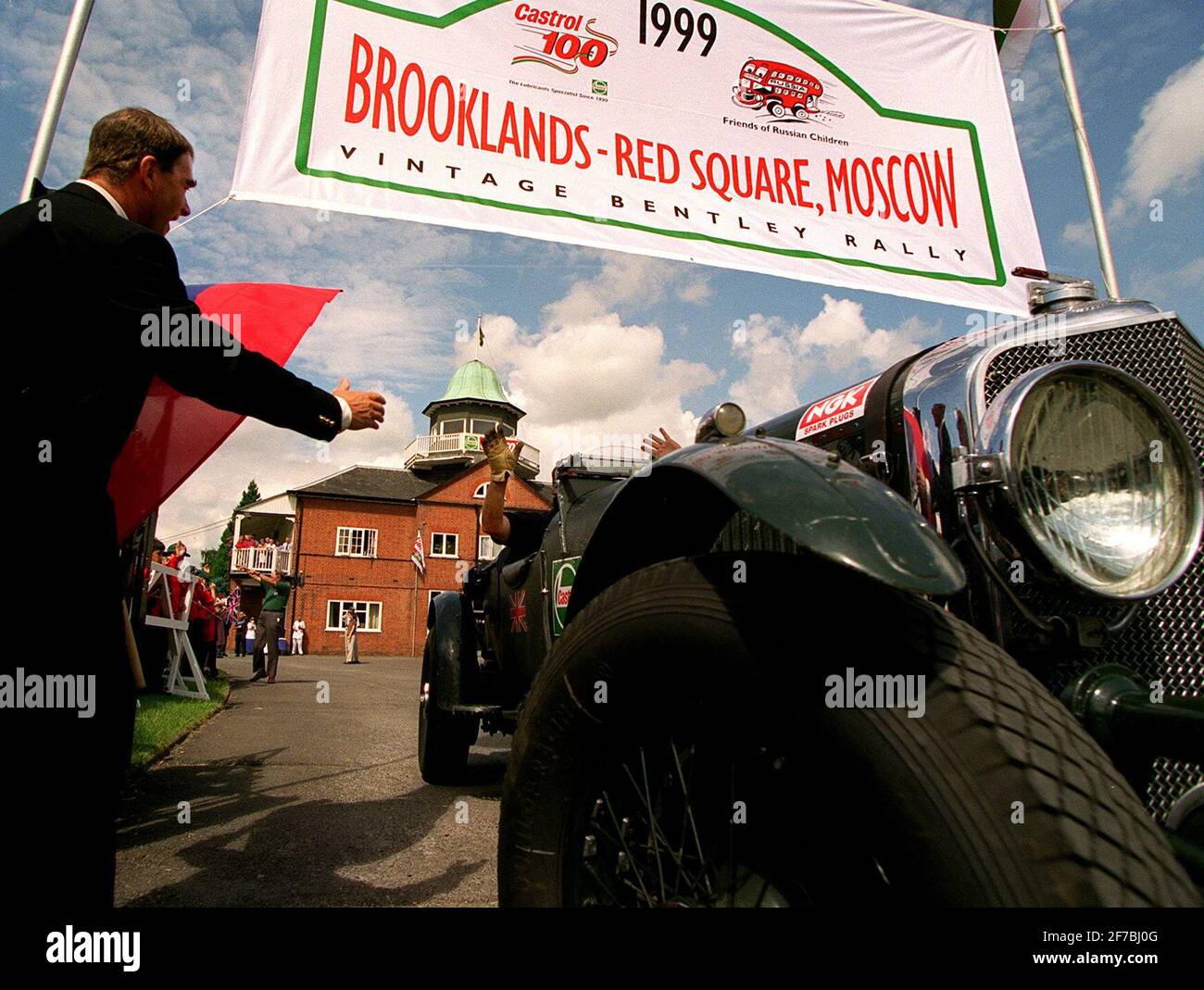 Vintage Bentleys London to Moscow Charity Run 1999 juillet Nigel Mansell déferle premier des Bentleys Vintage qui Vous vous dirigez vers Moscows Red Square en passant par cinq autres Pays en route pour collecter des fonds pour les enfants Speransky Burns Unité à Moscou Banque D'Images