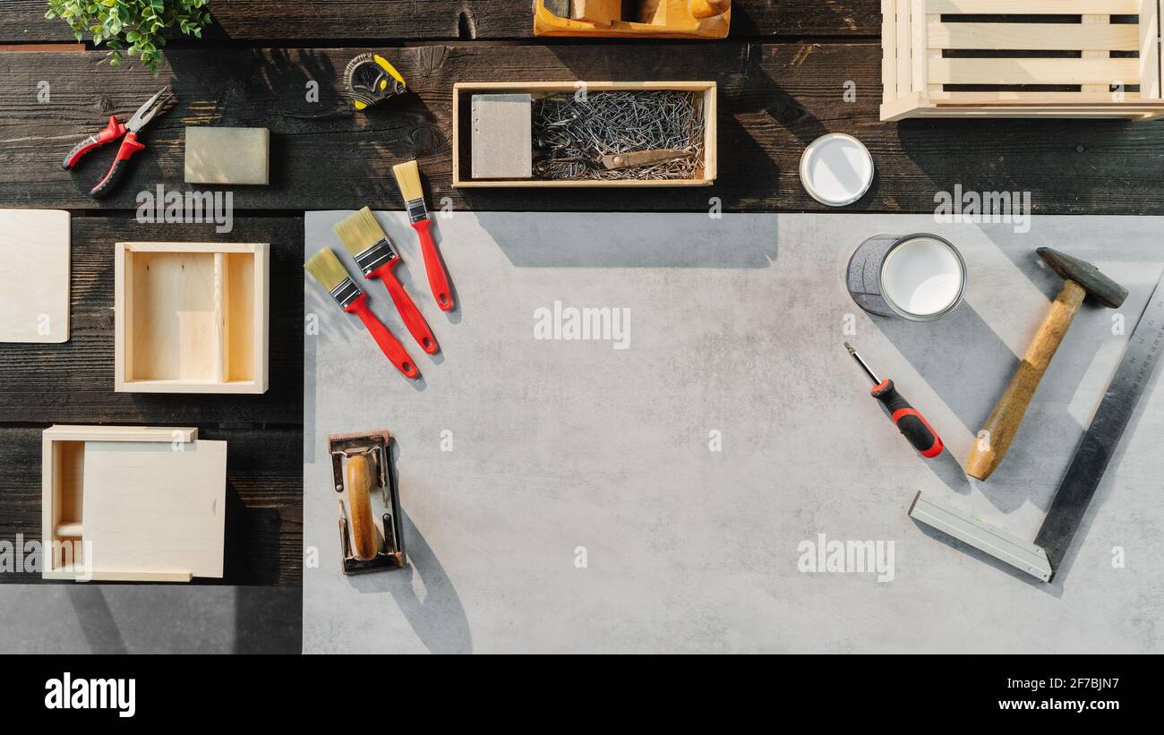 Vue de dessus du groupe d'outils pour la fabrication de caisses en bois, de petites entreprises et de bureau concept. Banque D'Images