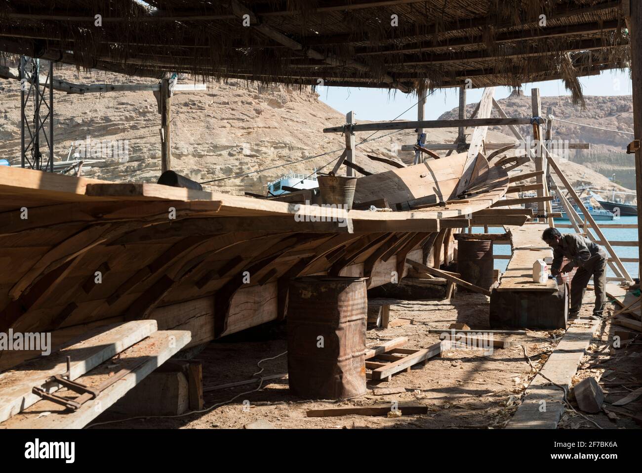 Des dhuws traditionnels en construction dans un chantier naval de sur, Oman. Banque D'Images