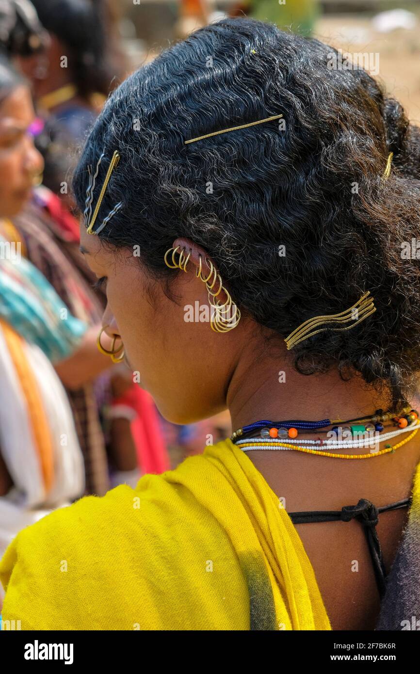 Chattikona, Inde - février 2021 : une femme Adivasi de la tribu Dongria Kondh magasine sur le marché Chétikona le 17 février 2021 à Odisha. Banque D'Images