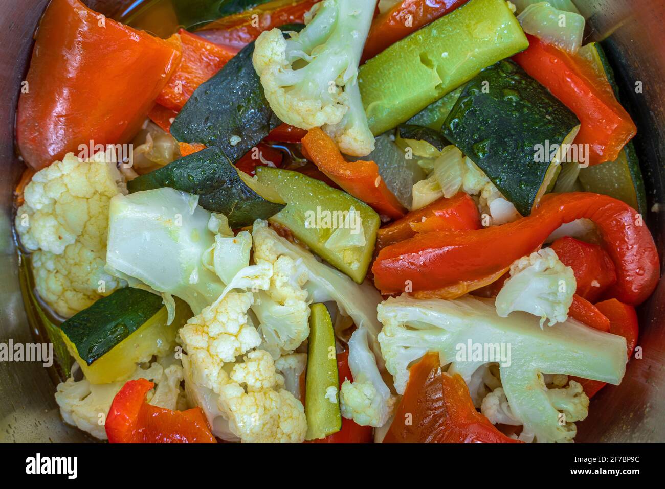 Salade mixte de légumes du jardin avec chou-fleur, poivrons et courgettes. Mangez des aliments sains. Abruzzes, Italie, Europe Banque D'Images