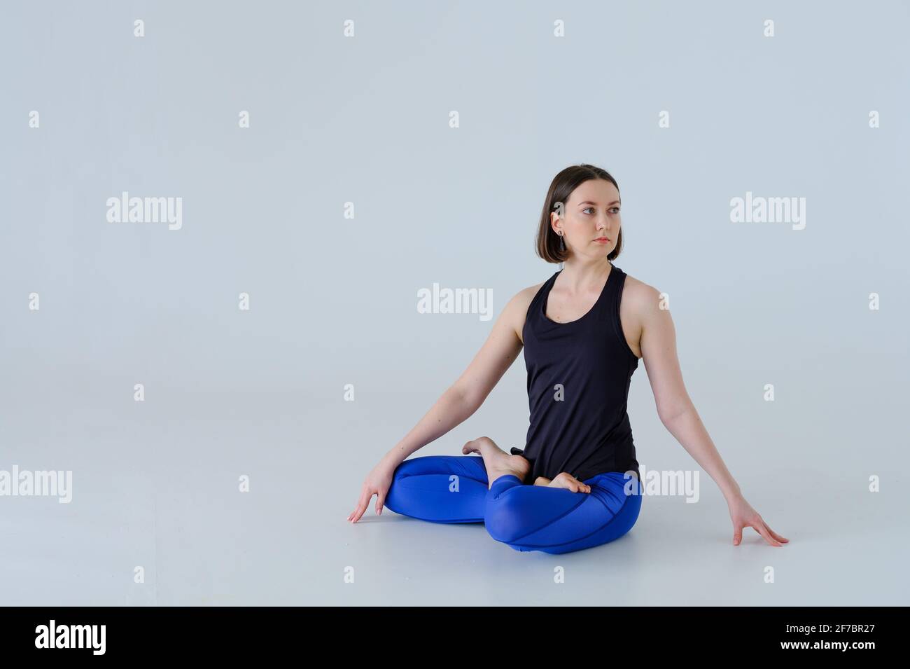 Jeune femme en sport pratiquant le yoga. Banque D'Images