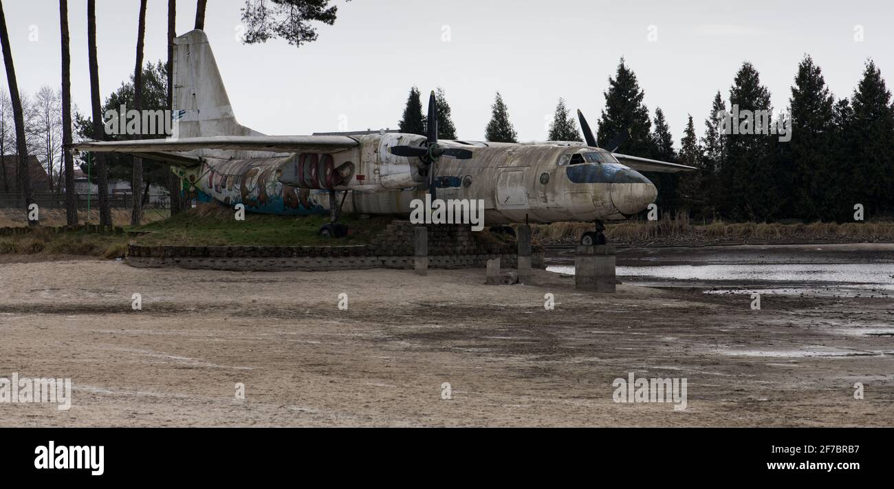 Un avion d'hélice abandonné après un atterrissage en catastrophe sur la plage, vaporisé de graffiti. Banque D'Images