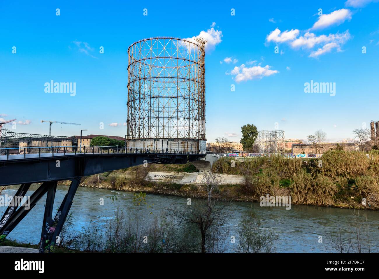 Vieux gasomètre, pont Ponte dell'Industria, Testaccio, Rivière Tevere, Rome, Latium, Italie, Europe Banque D'Images