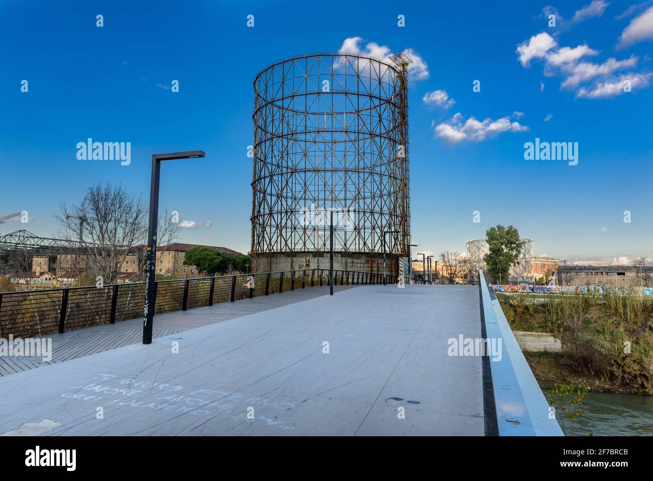 Vieux gasomètre, pont Ponte dell'Industria, Testaccio, Rivière Tevere, Rome, Latium, Italie, Europe Banque D'Images