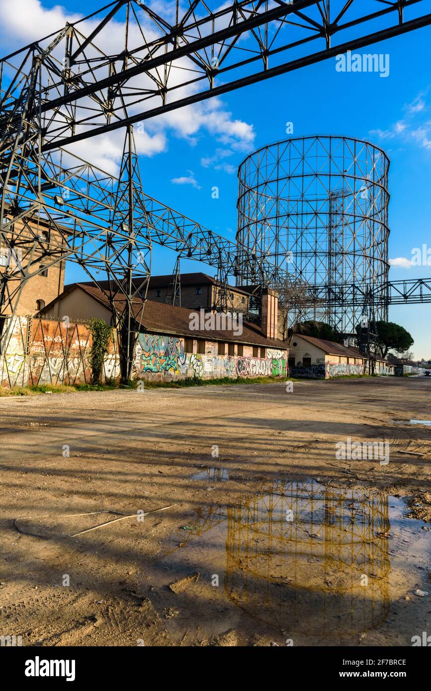 Vieux gasometer, graffiti, Testaccio, Tevere River, Rome, Latium, Italie, Europe Banque D'Images