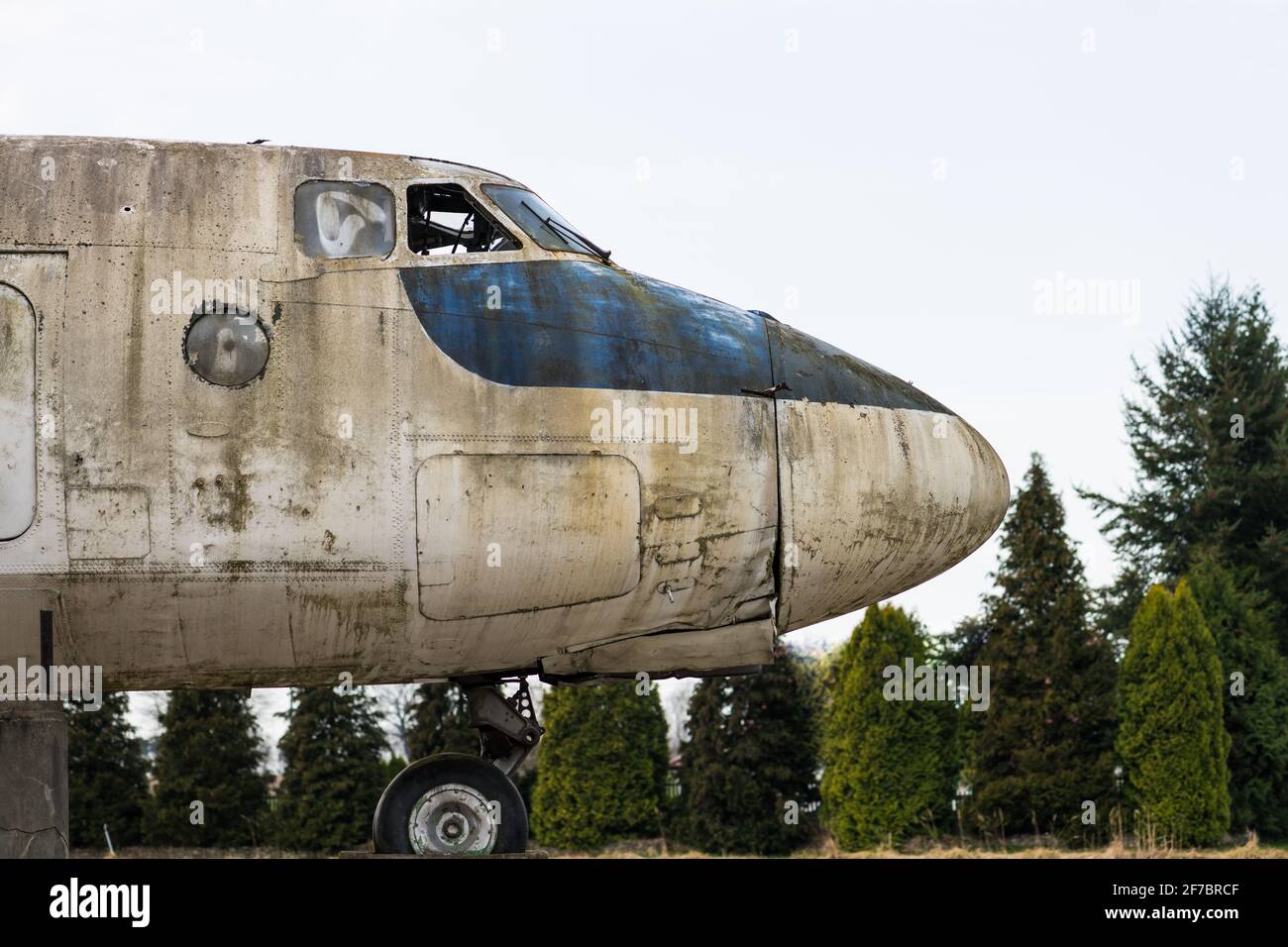 Plan, partie avant, nez d'un ancien plan d'hélice rejeté. Garé après un atterrissage en collision. Banque D'Images